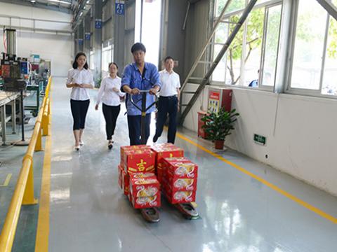 和记官网集团工会开展“夏日送清凉”活动